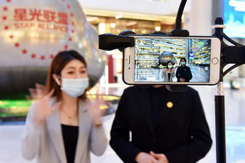 线上灯博会这样带货！主播走进分会场为品牌企业做直播