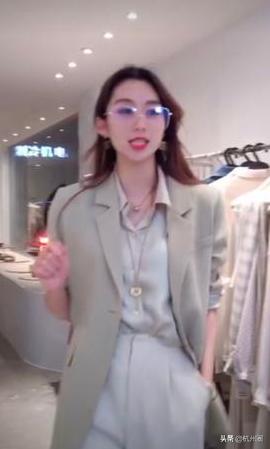 老板娘亲身上阵直播带货，四季青服装市场正提振夏秋款的信心