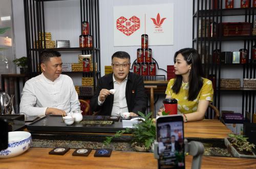 福建安溪代县长化身主播为“双铁”带货，引百万人次围观