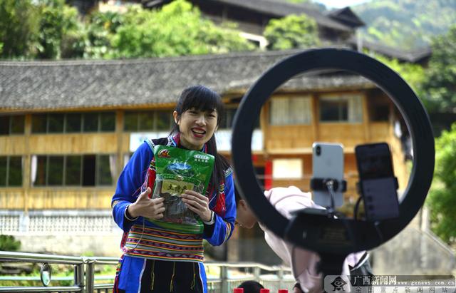 龙胜：扶贫干部“直播带货”为农户解决销售难题