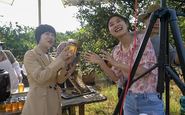 20分钟销售额30万元 婺城团区委书记为农户直播带货