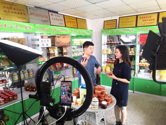 阜阳：团团“直播带货”破解农产品滞销难题