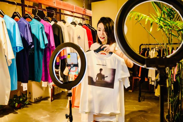 北辰商圈美女掌柜转型直播带货，一周销售破10万元