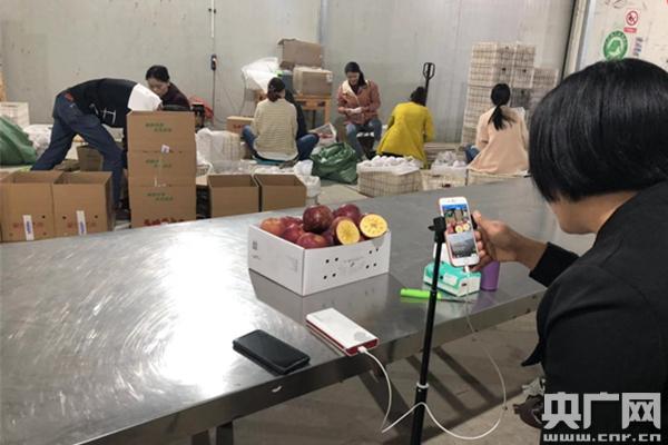 专家谈“网红”带货助力电商扶贫：不仅要“送上马”，还要“扶一程”