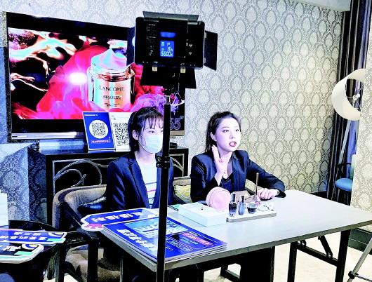 从幕后走到台前 从同行到“跨界”直播带货为何这么火？