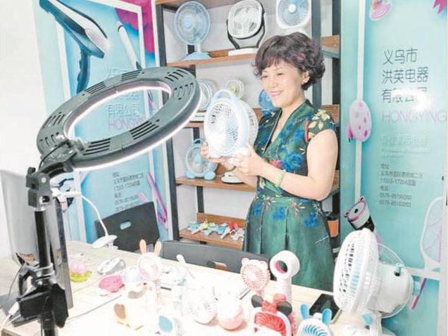 一边说英语 一边直播带货 54岁“义乌大妈”成“带货王”