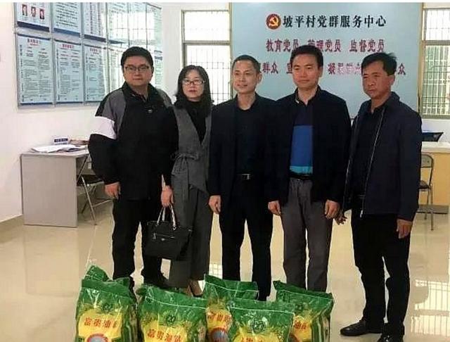 龙岗扶贫干部直播“带货”，助力脱贫攻坚