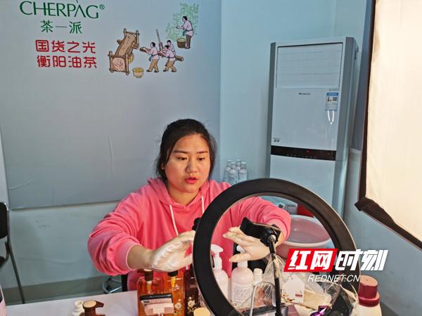 衡山：直播带货 互联网折射消费扶贫新动能