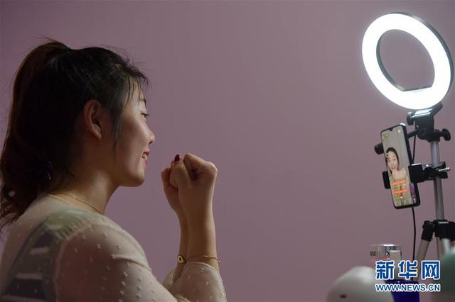 “五一”带货忙不停 电商直播“带火”假日经济