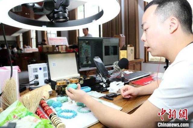 探访鄂西“淘宝村”：农村大妈直播带货