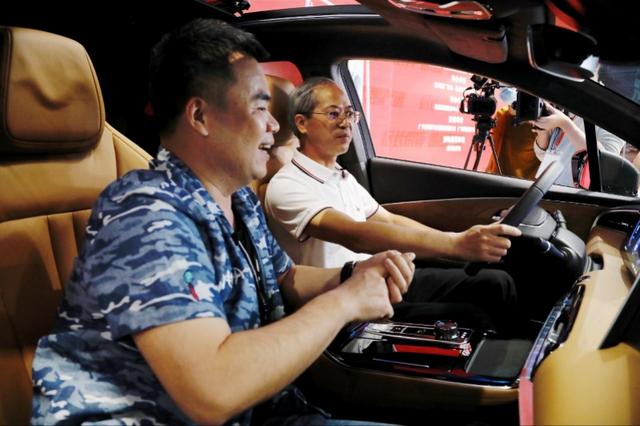 广州番禺区区长尝鲜直播带货，两个半小时卖2875辆汽车