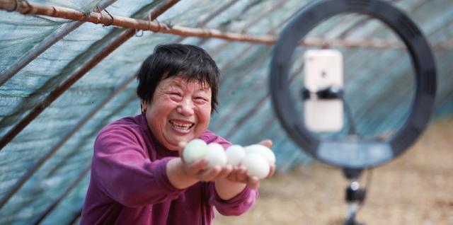 从滞销到一天销量超万斤，农村电商迎来“史上最强带货”