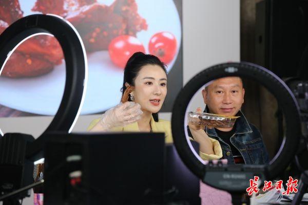 周黑鸭一晚上卖了52万盒！淘宝人气主播薇娅来汉为湖北带货