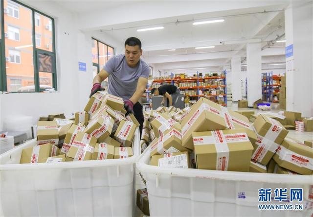 山东临沂：直播带货“带火”商城经济