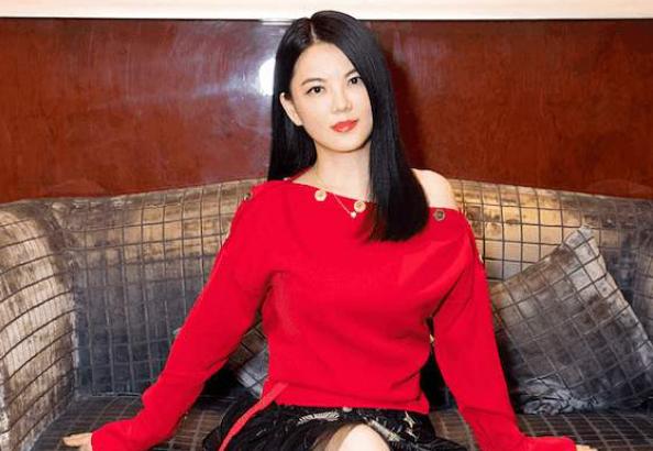 钱太好挣？李湘帮大S带货，5分钟卖空1万条项链，销售额近900万