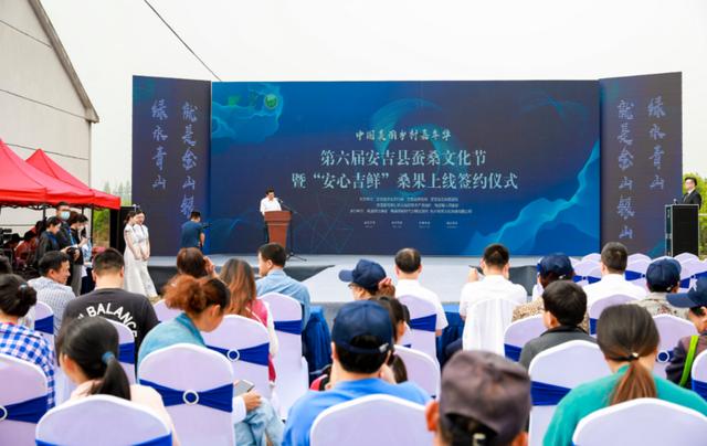 干部与农户一起直播带货 安吉蚕桑文化节线上线下都很闹