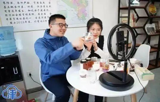 高校师生变身“直播带货”达人，服务农户效果杠杠滴
